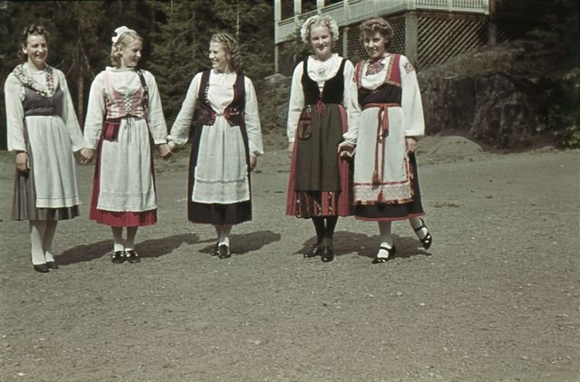 Suomen kansallispuvut ja perinteiset suomalaiset vaatteet